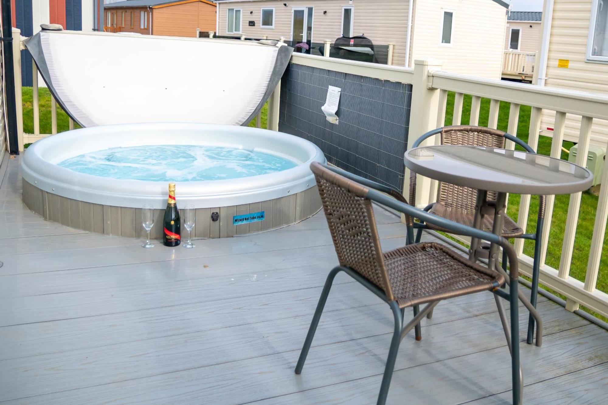 64 Lancaster The Lazy Willow 3 Bedroom Hot Tub Caravan Tattershall Lakes Dış mekan fotoğraf